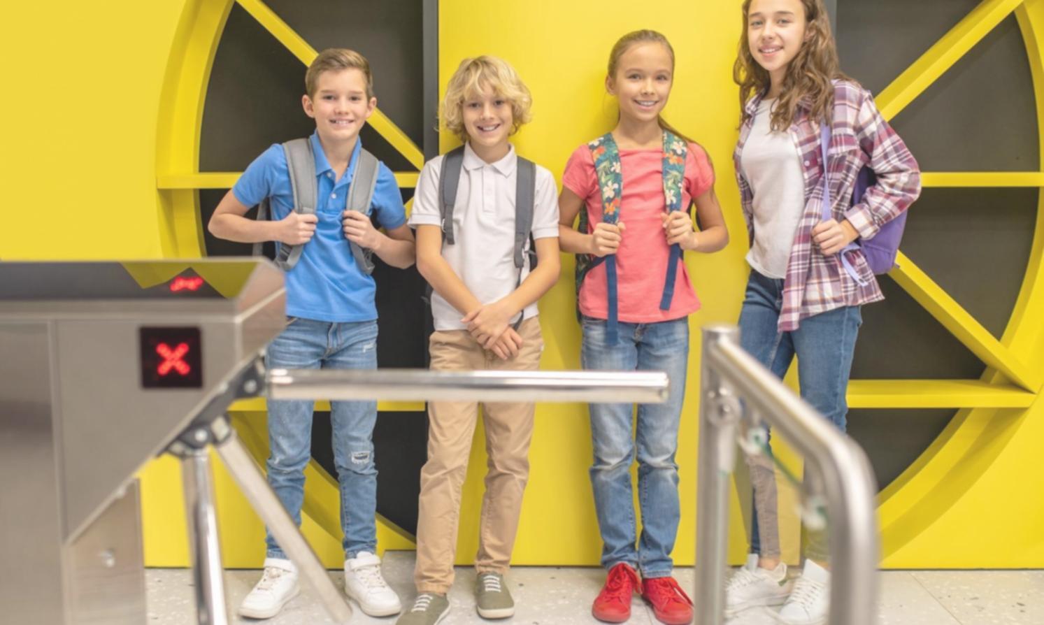Estudiantes internacionales colaborando en proyecto grupal intercultural